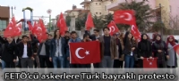FET֒c askerlere Trk bayrakl protesto