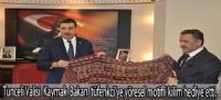 Tunceli Valisi Osman Kaymak Bakan tüfenkci'ye  yöresel motifli kilim hediye etti.