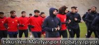 Evkur Yeni Malatyaspor topba yapyor