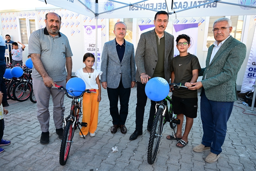 Battalgazi ve Bağcılar Belediyesi’nden Konteynerde Kalan 500 Çocuğa Bisiklet Hediye Edildi
