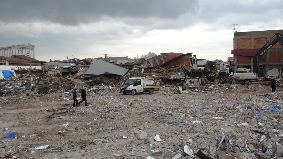 Depremde Enkaza Dönenen Tarihi Çarşının Esnafı ‘Geçmiş Günlerini’ Arıyor