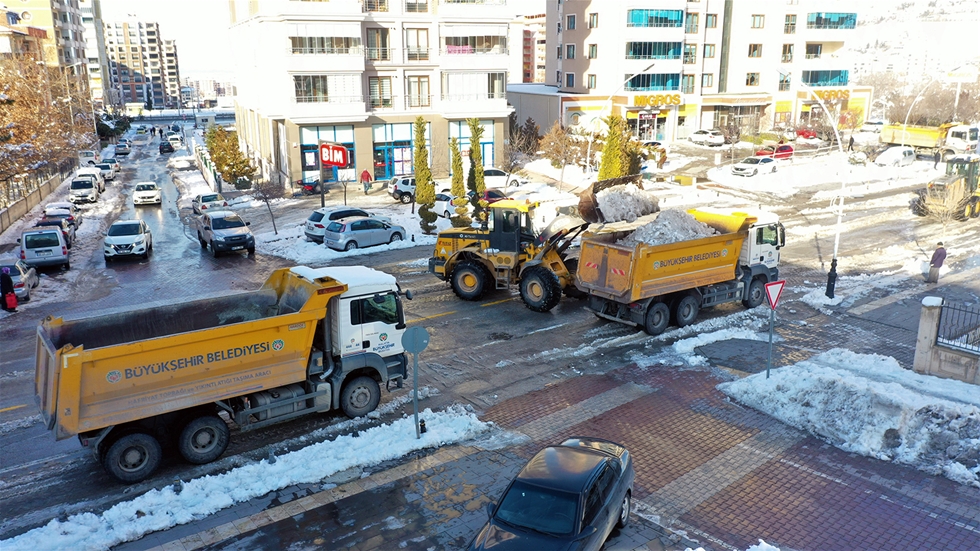 Büyükşehir Belediyesi Ana Caddeleri Temizliyor