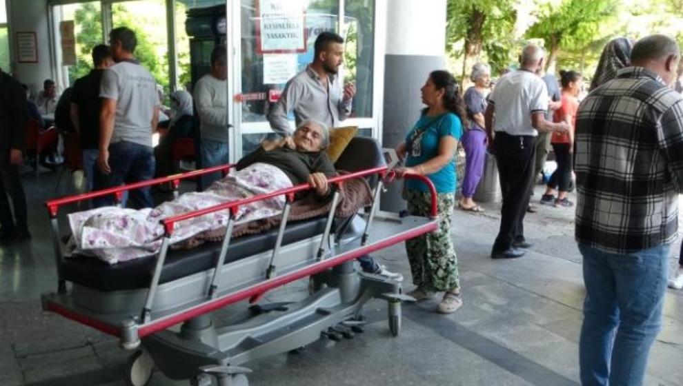 Malatya'da Depreme Hastanede  Yakalanan Hastaları  Dışarı çıkardılar..