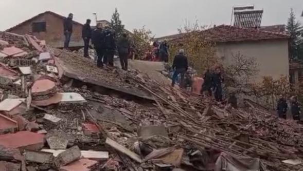 Operatör  Enkaz Altında  kaldı.Ekipler  Çıkarmak  için çalışıyor.