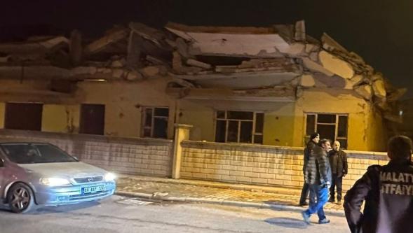 Malatya'da hasarlı 4 katlı Bina Çöktü