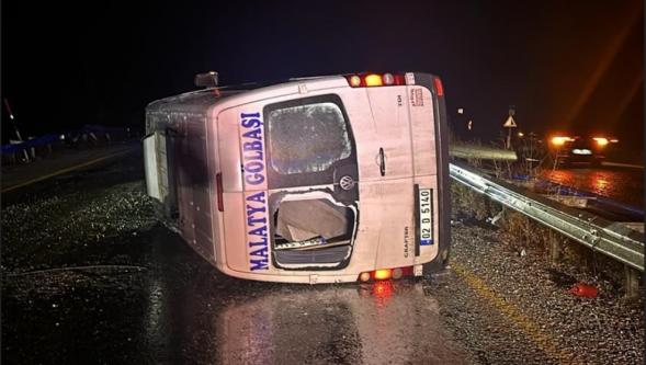 Malatya'da yolcu minibüsü devrildi: 4 yaralı