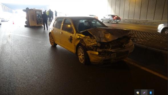 Otomobil ile çarpışan hafif ticari araç devrildi: 2 yaralı