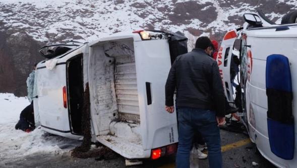 Pikap İle Ambulans Çarpıştı ,  Yaralılar Var..