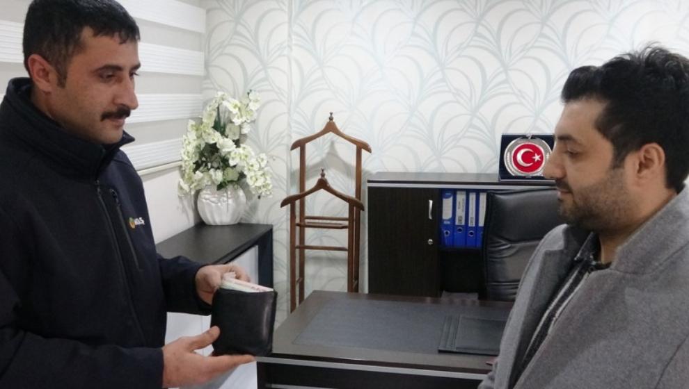 Cüzdanı Unuttu, Şoför Buldu Teslim Etti