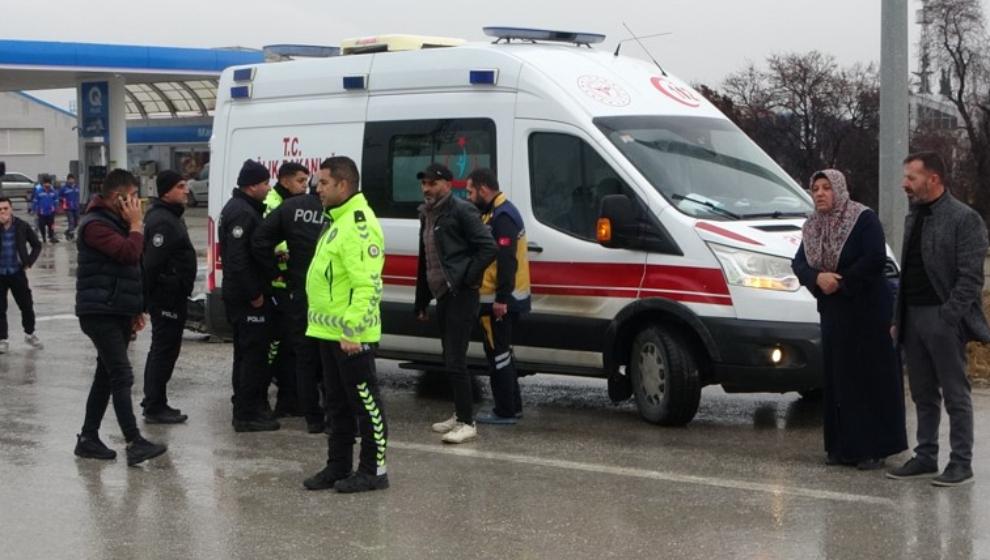 Malatya'da, Hafif Ticari Araç ile Otomobilin Çarpıştığı Kazada 6 kişi Yaralandı