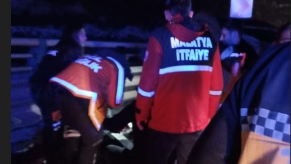 Malatya'da kontrolden çıkan araç refüje çarptı: 3 yaralı
