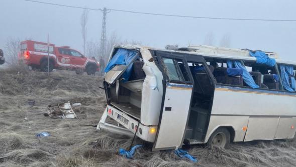 Servis aracı şarampole yuvarlandı: 1 ölü, 16 yaralı