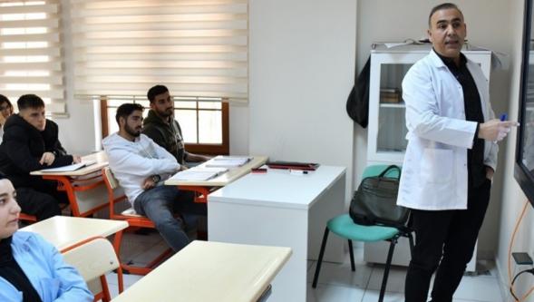 Yeşilyurt Belediyesi'nin Ücretsiz YKS ve LGS Kurslarına 280 Öğrenci Katılıyor.