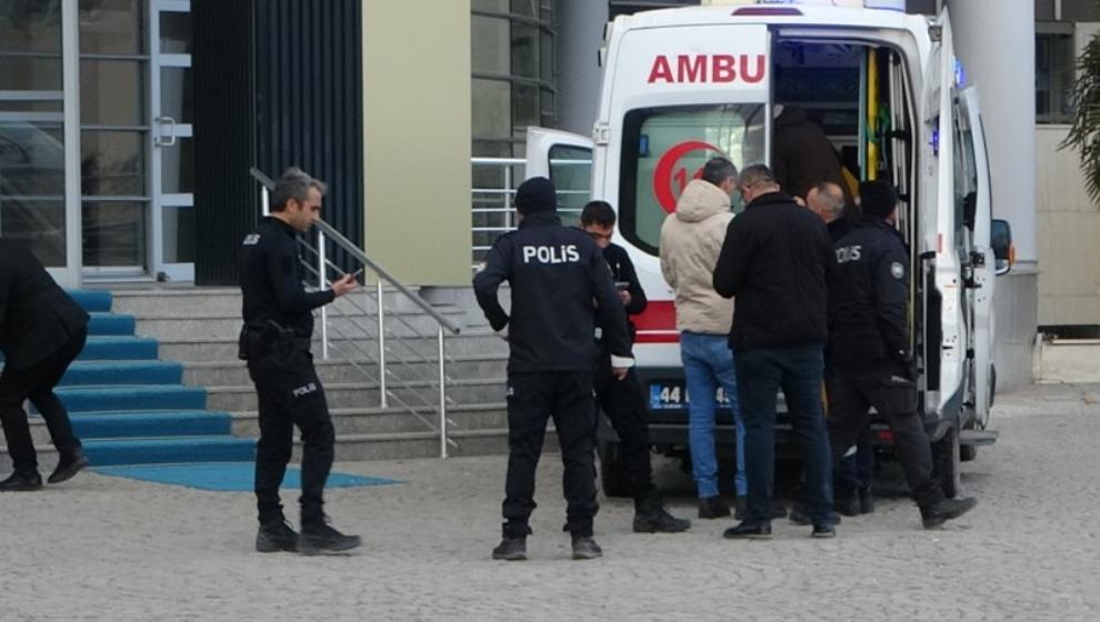 Bıçaklı Saldırıda Ağır Yaralanan Genç Belediyeye Sığındı..
