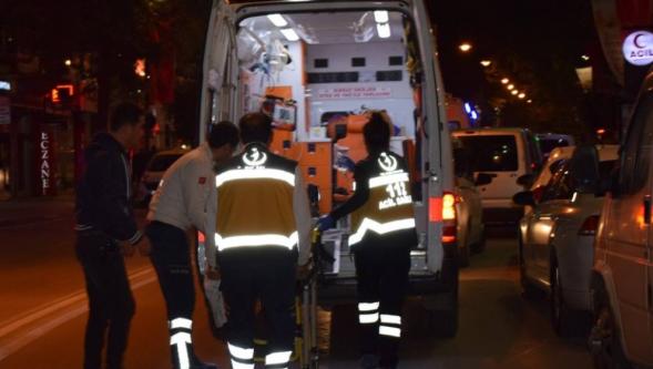 Ambulans otomobille çarpıştı.