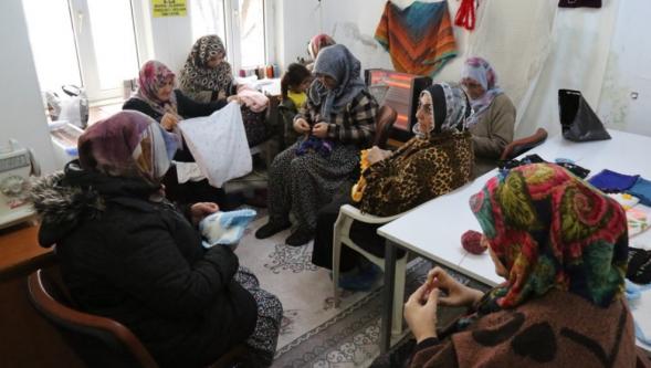 Kadınlar sosyal bir ortamda üretime katılıyor