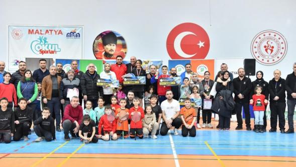 Ödüllü 'Aileler Arası Badminton Turnuvası' büyük bir heyecana sahne oldu.
