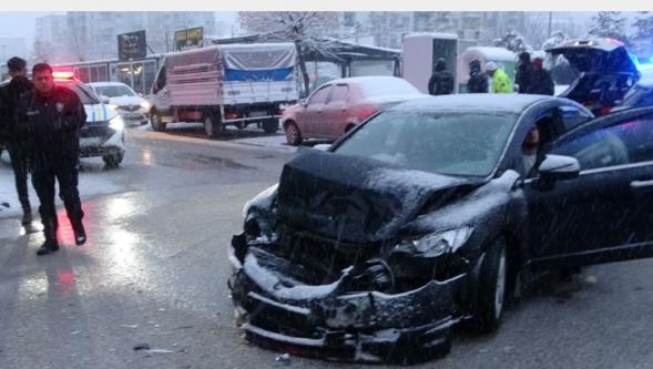 Öğrenci Servisi ile Otomobil Çarpıştı: 5 yaralı