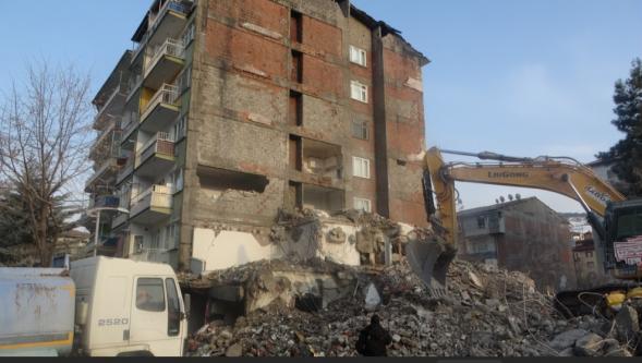 Yıkım sırasında hasar gören 6 katlı bina tahliye edildi.