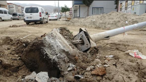 Atıl Durumdaki Aydınlatma Direği  İşçinin Üzerine Düştü..