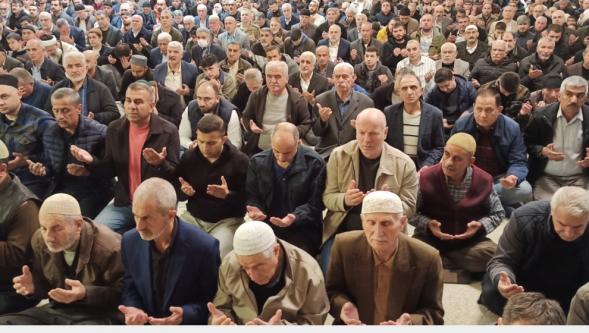 Bayram Namazı için Camiler Doldu Taştı..