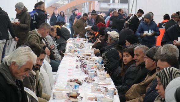 M.B.Belediyesi İftar Çadırı  Kapalı Çarşı Üstünde  ..