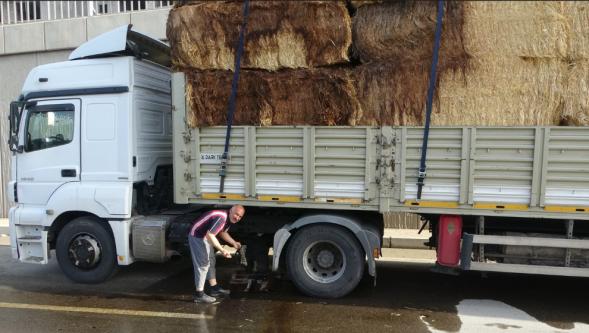 Seyir Halindeyken Şaftı Kırılan Saman Yüklü Tır Trafiği Kilitledi.