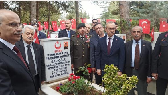 Vali  Yavuz, "Bugün, Hür ve Bağımsız Yaşama İmkanı Veren Aziz Şehitlerimizi Ziyaret Ettik..