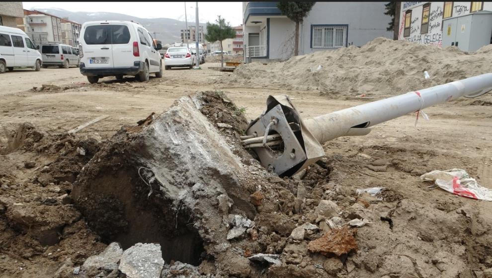 Atıl Durumdaki Aydınlatma Direği  İşçinin Üzerine Düştü..