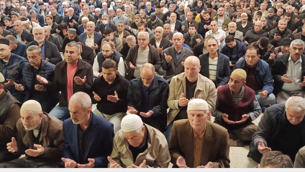 Bayram Namazı için Camiler Doldu Taştı..