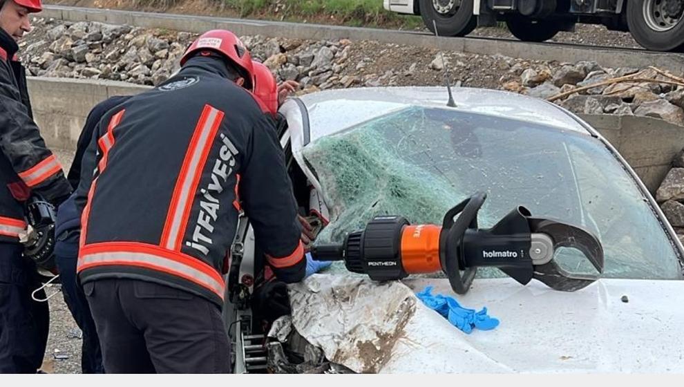 Kontrolden Çıktı  2 Araca Çarparak Durabildi: 3 Yaralı