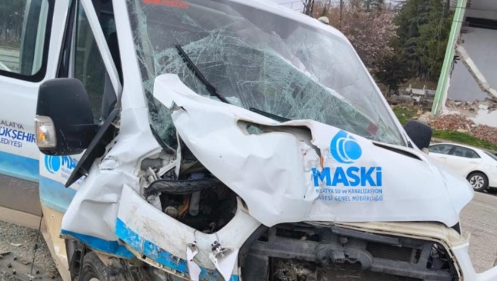 Otomobil Yolcu Minibüsüne Çarptı: 3 Yaralı