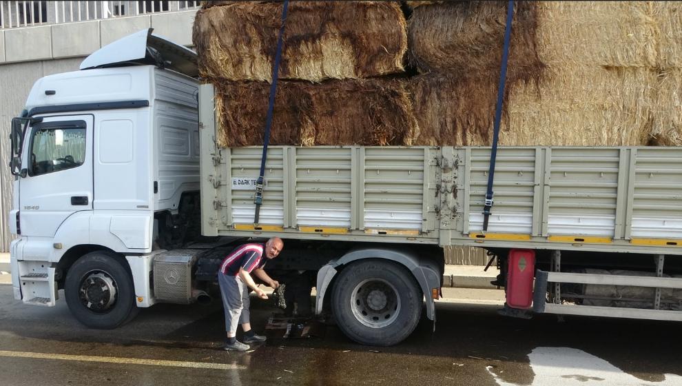 Seyir Halindeyken Şaftı Kırılan Saman Yüklü Tır Trafiği Kilitledi.