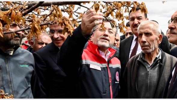 Bakan Yumaklı, Malatya'da Zirai Donun Zararını Yerinde İnceledi..