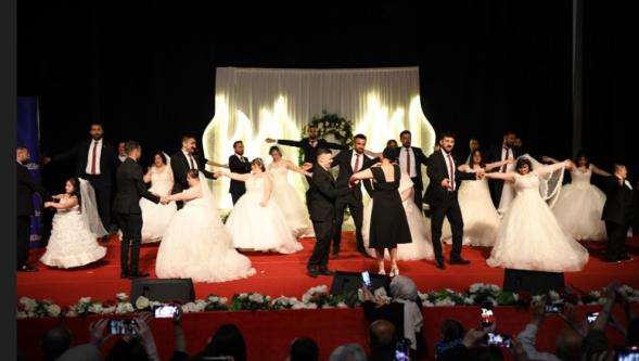 Bir günlüğüne gelin ve damat oldular