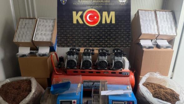 İkamete Düzenlenen Operasyonda Sigara Dolum Makinesi, Kompresör, TAPDK Bandrolü Ele Geçirildi.