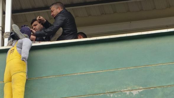 Yıkım Kararı Verilen Binasında İntihar Girişiminde Bulunan Kadını Polis Kurtardı.