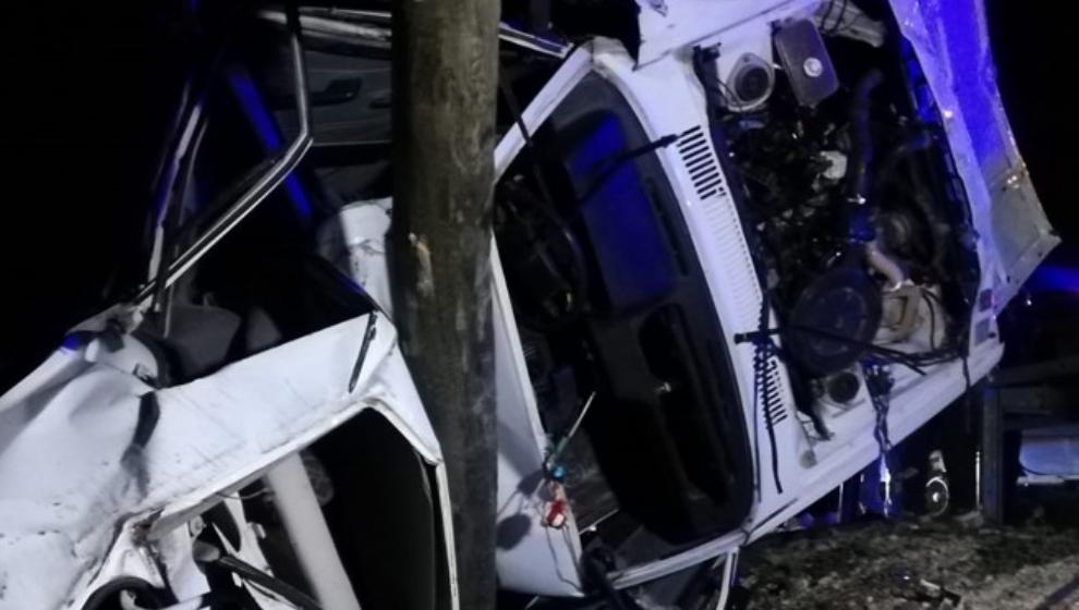 Aydınlatma Direğine  Çarptı.1 ölü  2  Yaralı.