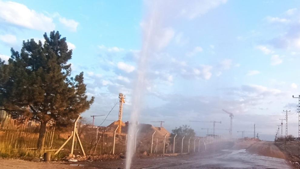 Patlayan Borudan Fışkıran Su Metrelerce Yükseğe Çıktı.