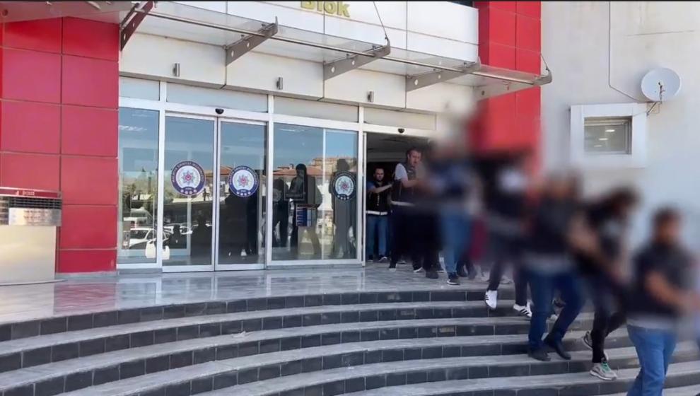 17 Sokak Satıcısı Yakalandı, 15'i Tutuklandı.