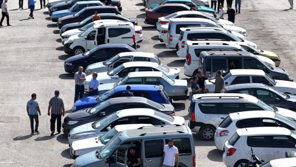 2 ci  El  Açık Oto Pazarı'nda  Sessizlik.