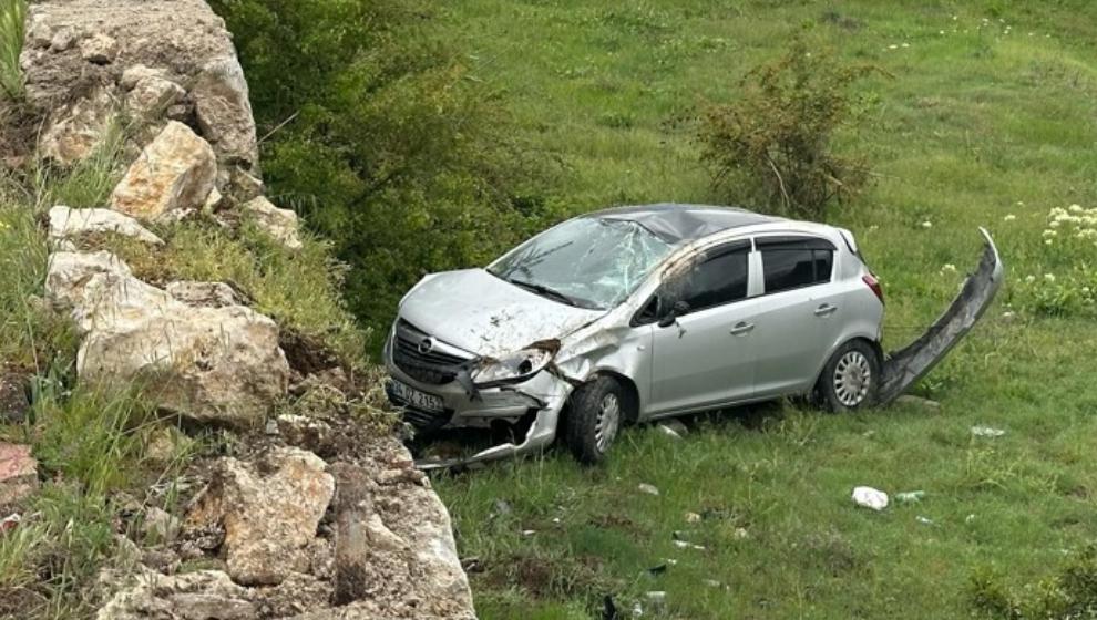 Duvara  Çarpan Araç Bahçeye Uçtu: 2 Yaralı