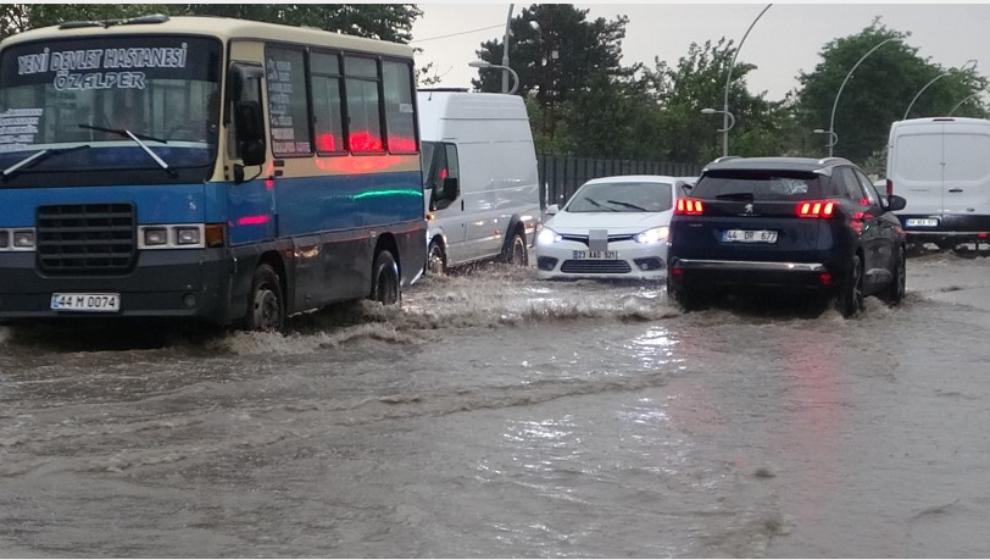 Malatya'da  Yol ve Hastanenin Tavanı çöktü.