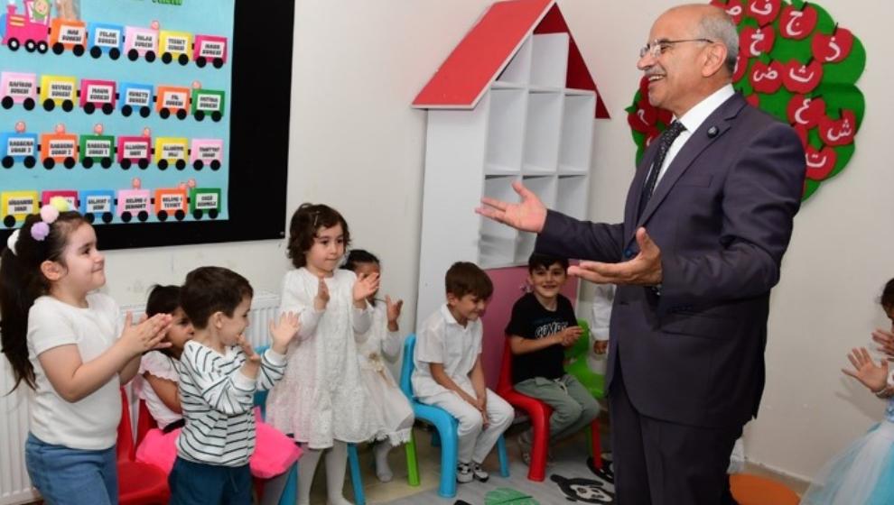 Miniklerin İlk Karnesi Başkan Er'in Elinden..