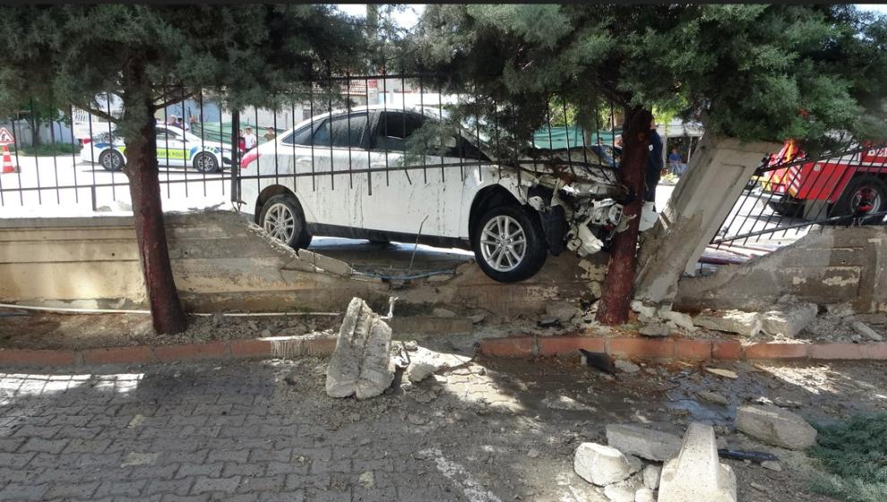 Önce Otomobile Sonra Duvara Çarpan Araç Alev Aldı