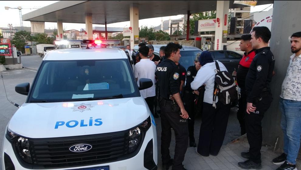 Otobüste Tartıştılar, Durakta Birbirlerini Bıçakladılar