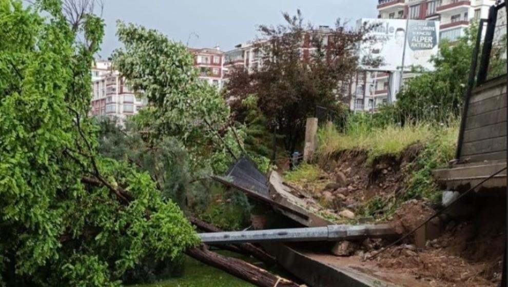 Sağanak Yağış Site Duvarını Yıktı..