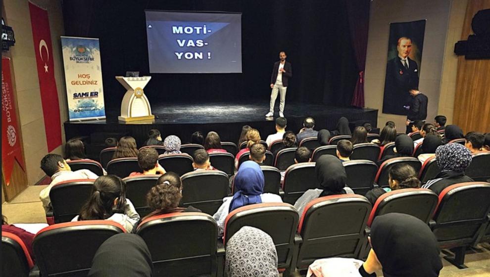 Sınava Hazırlanan Öğrencilerin Kaygılarını Azaltmak İçin Seminer Düzenledi.