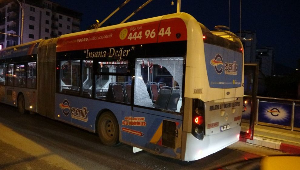 Trambüs ile Kamyonet Çarpıştı: 1 Yaralı