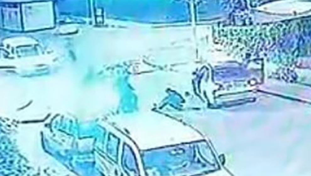 Kontrolden Çıktı, Otomobilin Altına  Girdi..